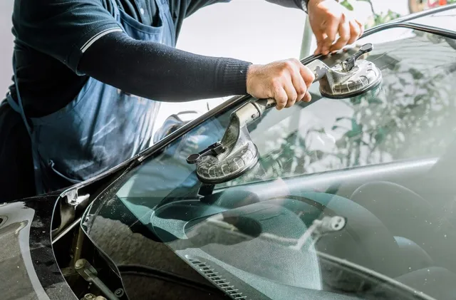 auto+glass+repair-640w